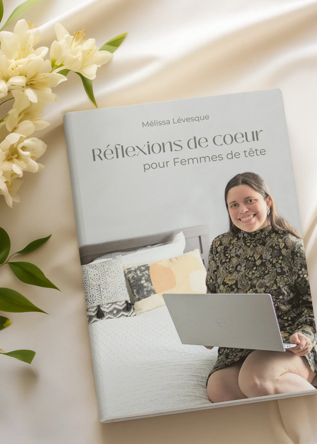 Le livre Réflexions de cœur pour Femmes de tête posé avec des fleurs et un café